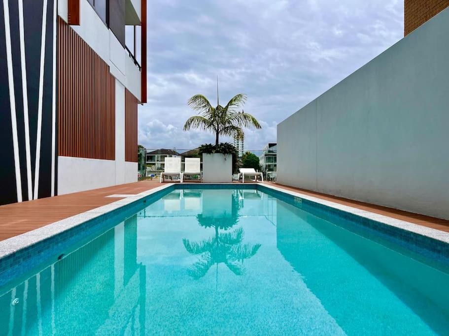 Stylish 1BR Apartment in Surfers, Pool, Gym, Gold Coast