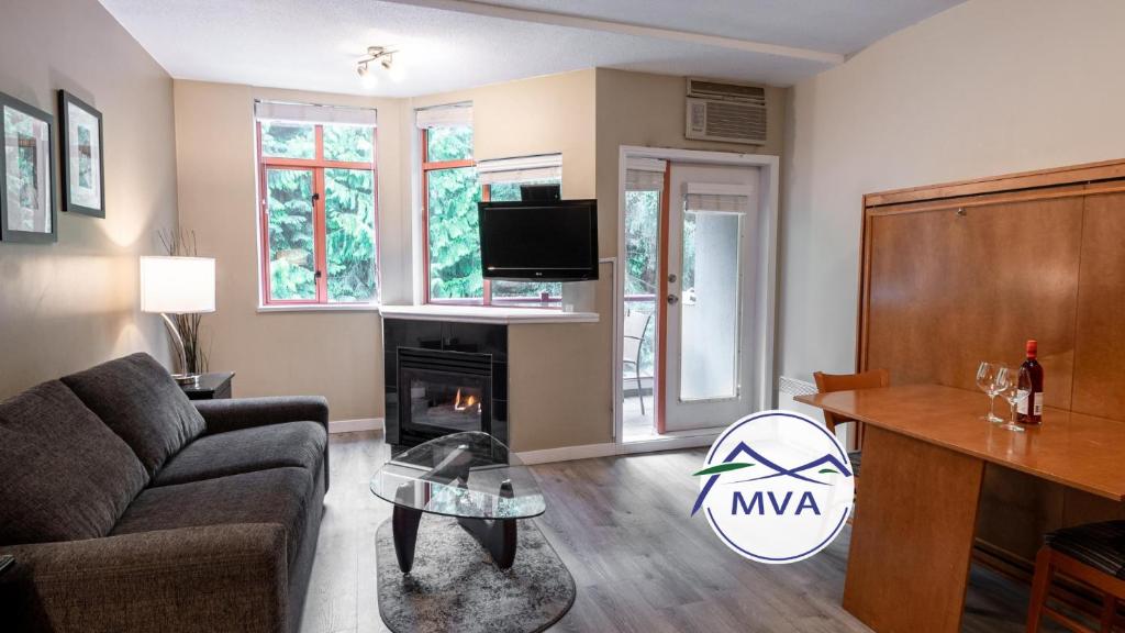 Alpenglow Lodge Studio with Pool Views by MVA, Whistler