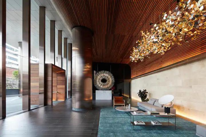 Stylish 2BR Docklands Apartment with Pool & Gym, Melbourne