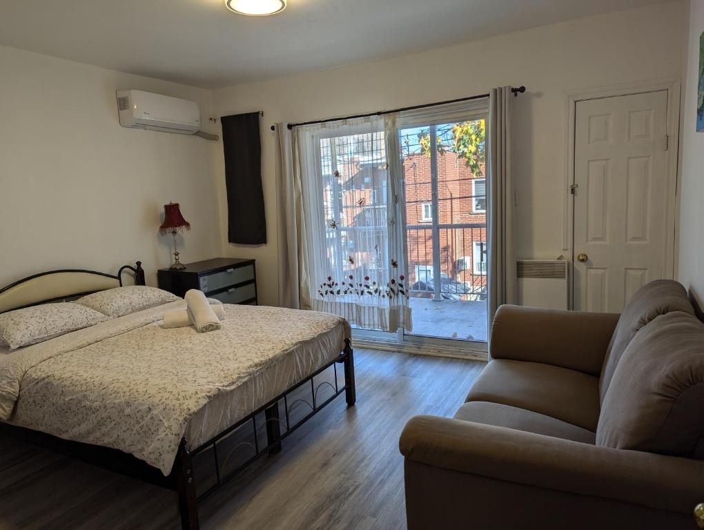 Comfy apartment close to Metro Monk station with self check in, Montreal