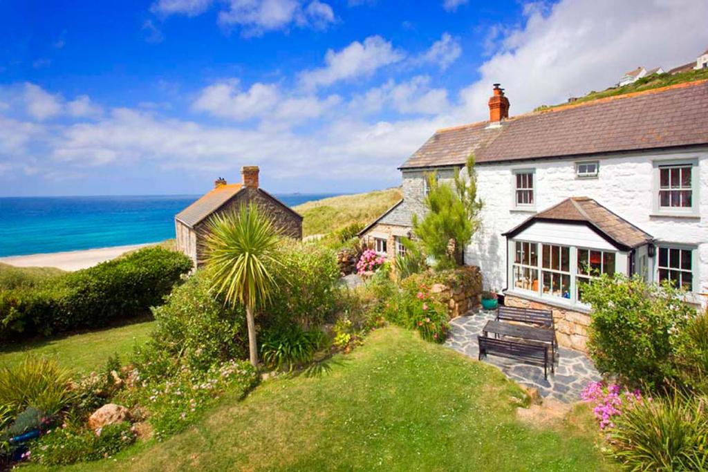 Petra, Cornish Cottage With lovely Garden, Wow Sea Views, By the Beach, Sennen