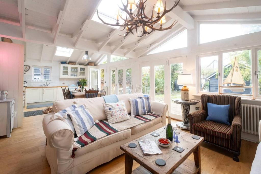 3 Uplands, Thorpeness - Sleeps 3, Close to Beach, Boating Lake, Thorpeness Golf Club and Country Club - Aldeburgh Coastal Cottages, Thorpeness