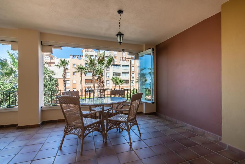 Los Cisnes by Ĥ - Playa de los Haraganes HLHC120P29, Isla Canela