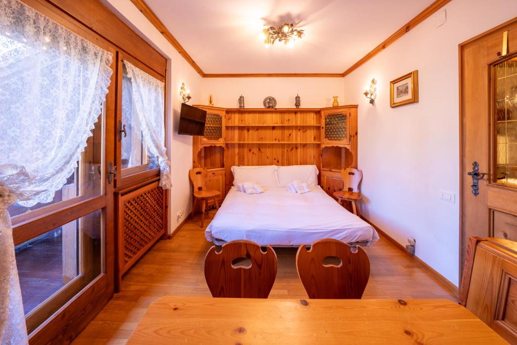 GuestHost - Silent Peaks - Cortina's Wooden Haven - 3