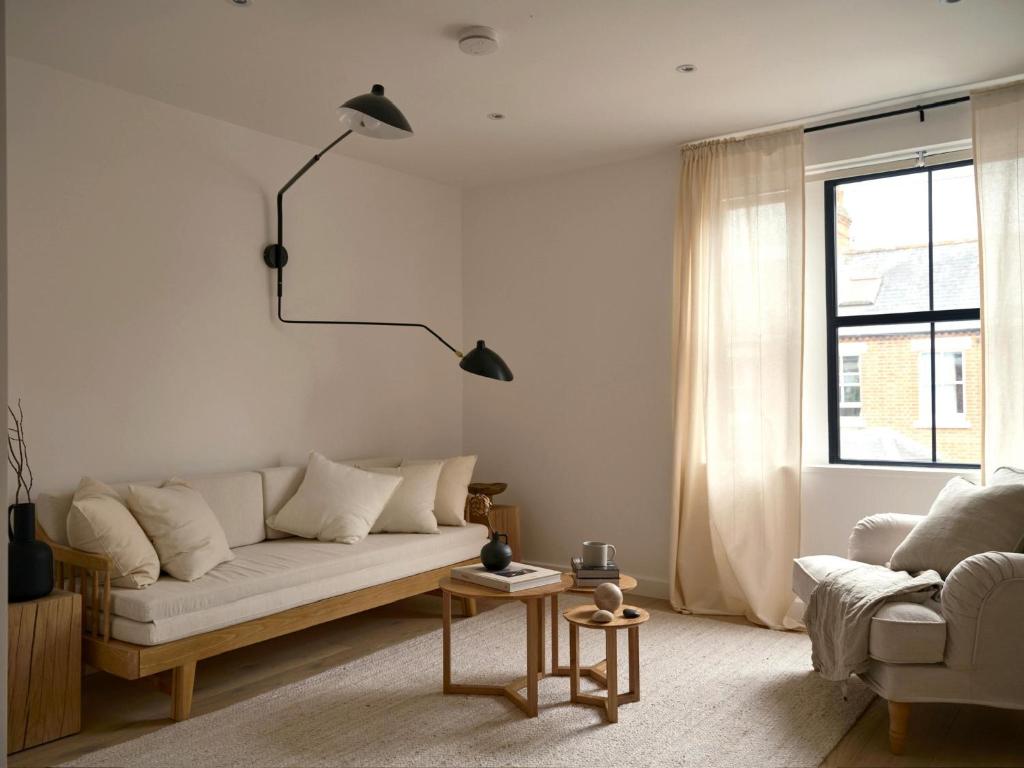 JAPANDI CHIC 1BR Bright Functional Designer Flat, Oxford