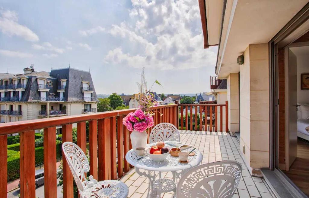Charming Apt w- large Balcony - 2BD-4P - Deauville - 5