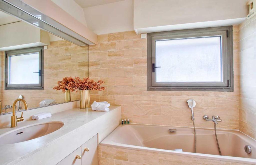 Charming Apt w- large Balcony - 2BD-4P - Deauville - 4