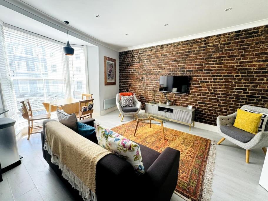 Waves, Central Beach Town Apartment, Hastings