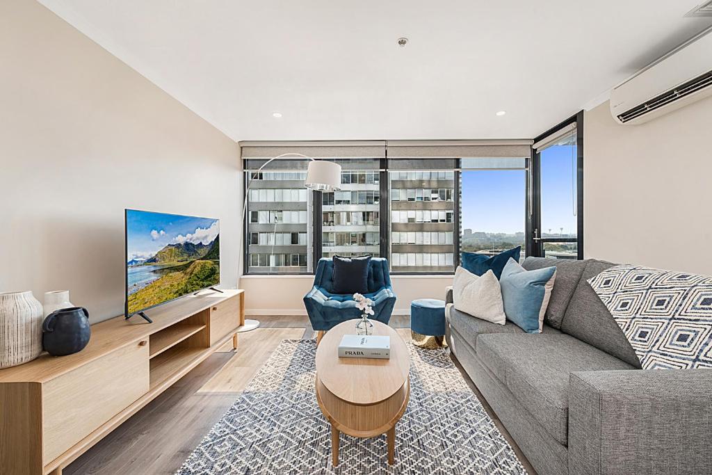 Stylish Arts Precinct Unit with Fabulous Views, Melbourne