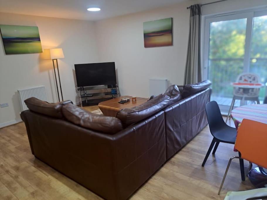 Spacious and Modern Two Bedroom Two Bathroom Flat with Secure Parking, Edgware