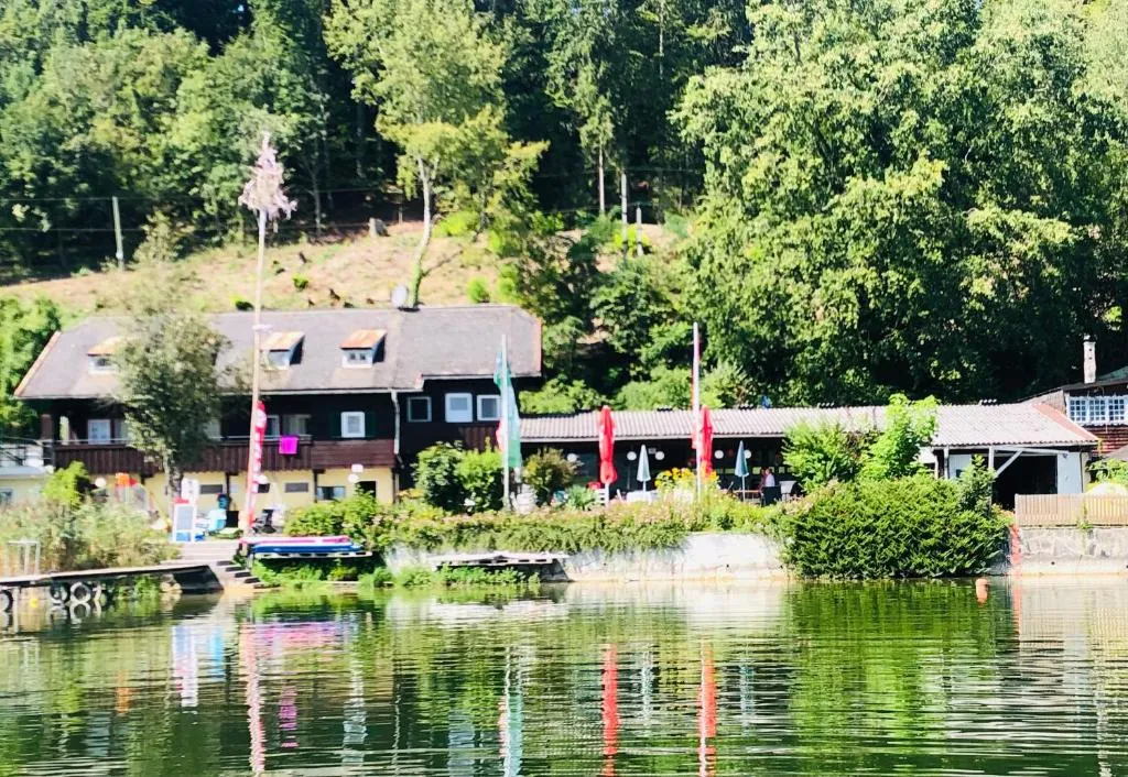 Naturfreundehaus Wallersee, hotel in Helming