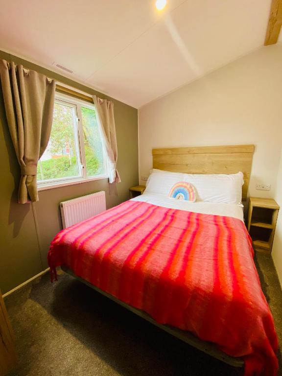 HOLYWELL PENN - Delightful Caravan with Outside Space in Newquay, Newquay