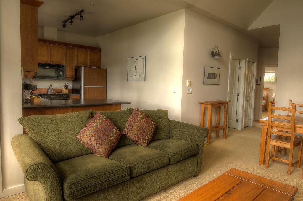 Waters Edge Shoreside Suites photo