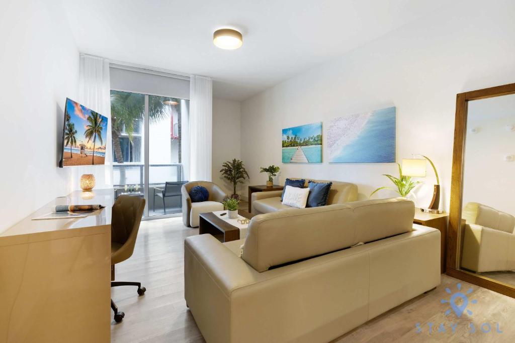 2BR Apartment with Rooftop Pool, Hollywood