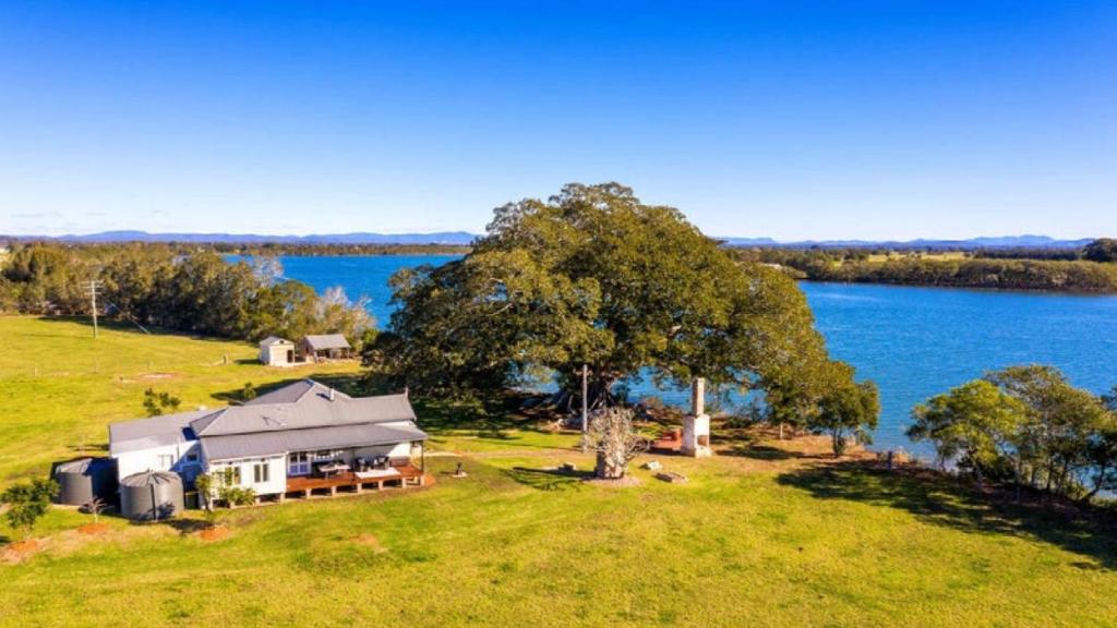 Fig Tree Farm Cottage - Riverfront Retreat On The Manning River, Mitchells Island