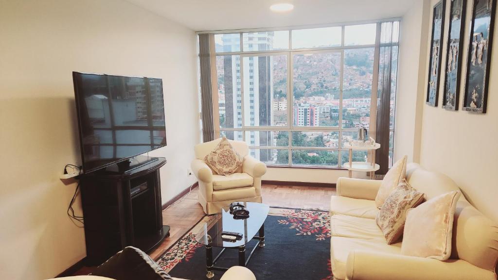 Comodo amplio con lindas vistas sector embajadas piso alto - 3