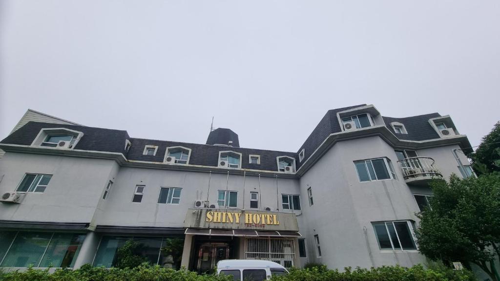 Shiny Hotel, Čedžu