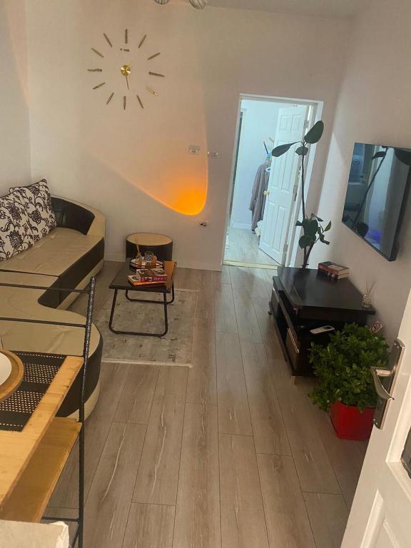 Juliette apt with private garden, Korçë