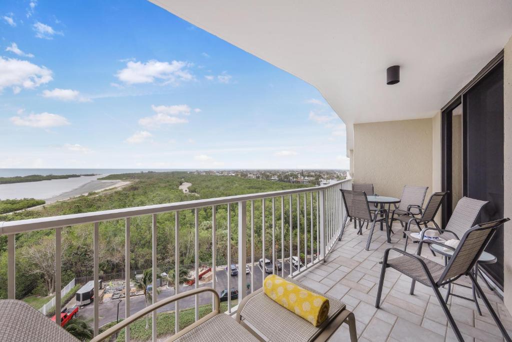 Beachfront condo with pool, gym, and pickleball, Marco Island