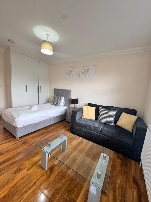 Comfort Heathrow Stay 5 Mins to the Terminal, Stanwell