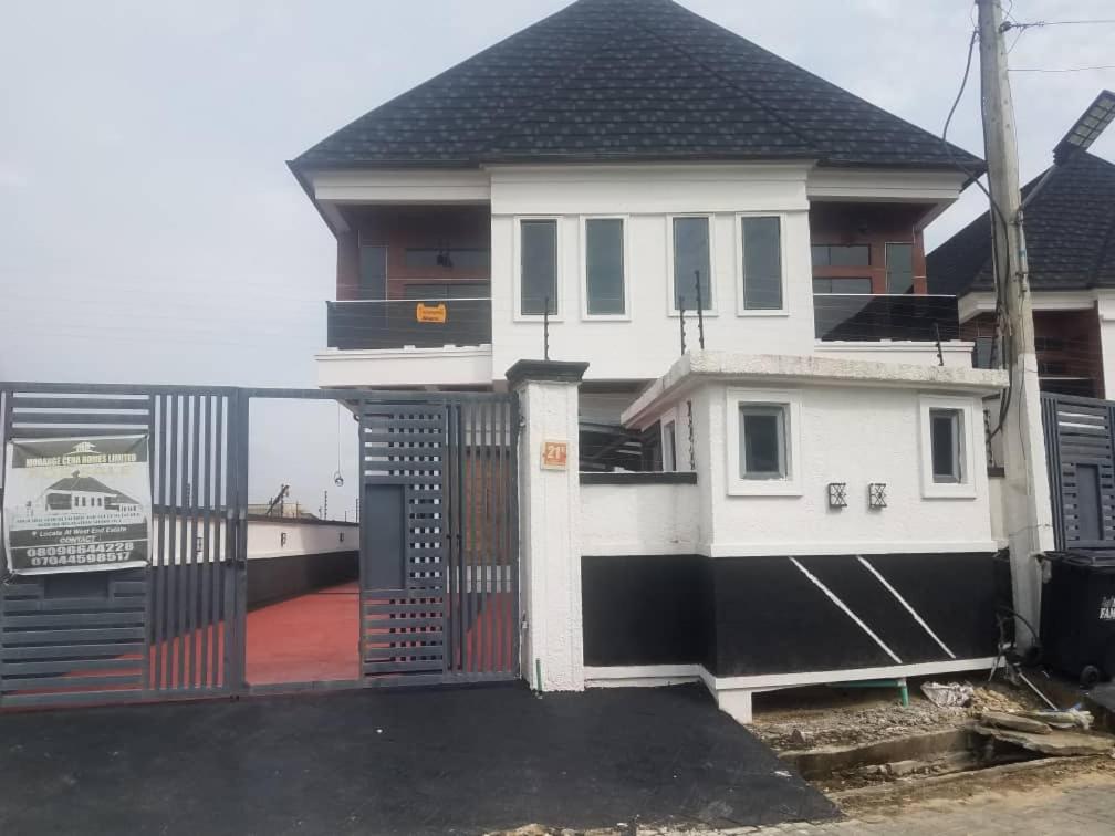 Mclanraysterlin, Lagos Island