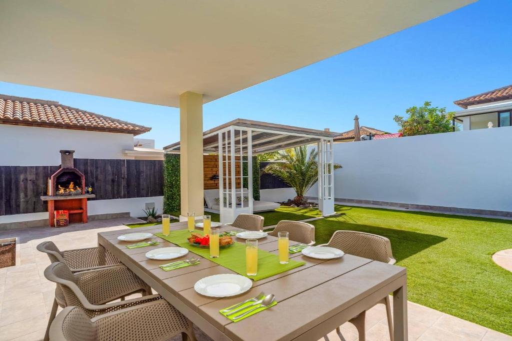 Villa Caleta Olas by Villa Plus - 2