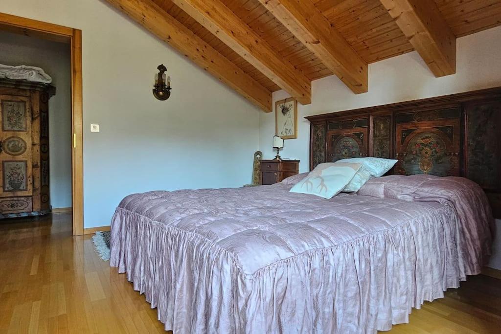 Charming Chalet Downtown - 2