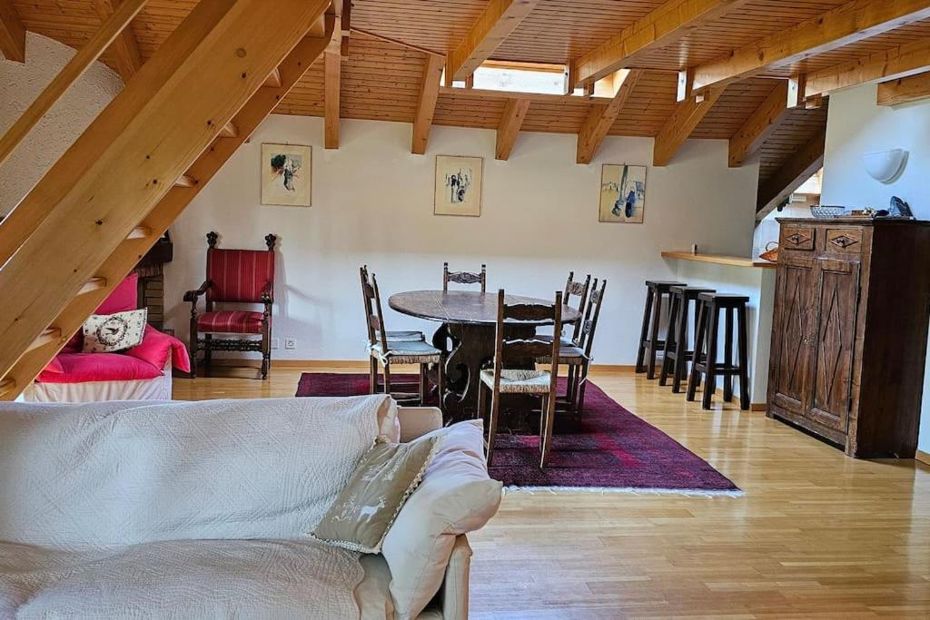 Charming Chalet Downtown - 4