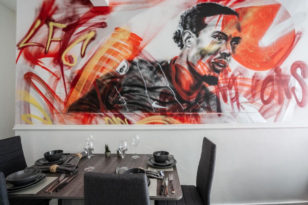 LFC theme - free parking - 2 bathroom, Liverpool