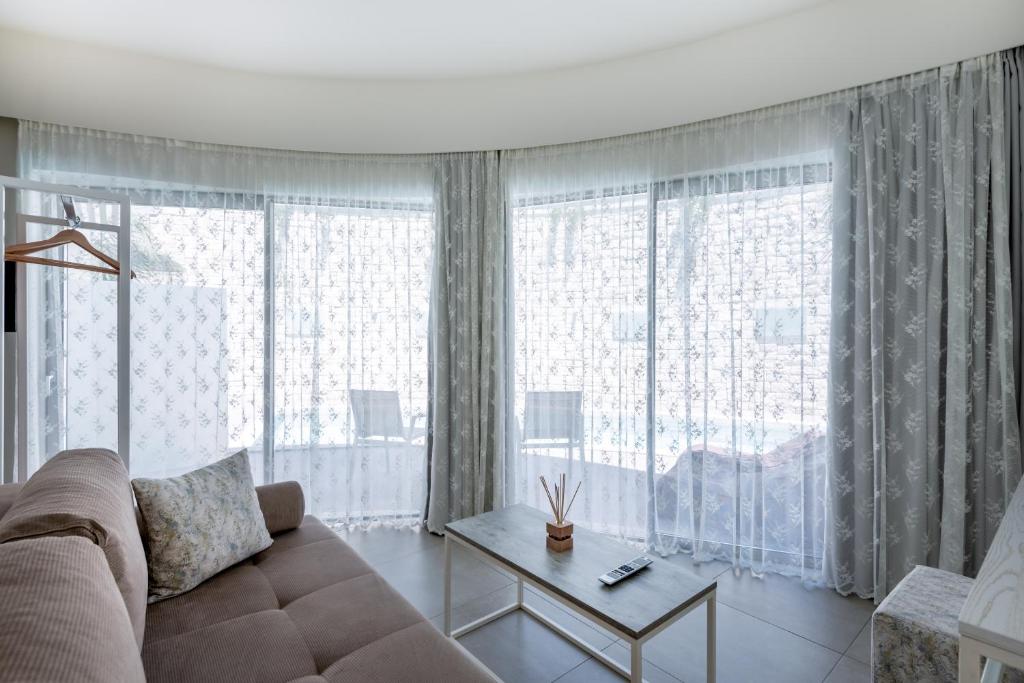 Aloe Boutique Hotel & Suites - adults only — Pokoje in Pláka