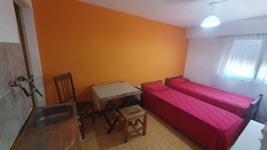 Habitacion economica con estacionamiento Necochea - 5
