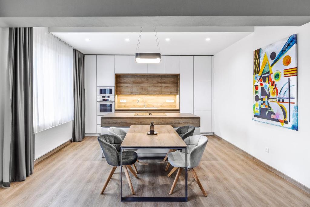 Chalupku - Luxurious apartment 70m2, Jacuzzi, direct centrum, parking included, Air-conditioned, balcony, quiet sleep, best in town, Banská Bystrica