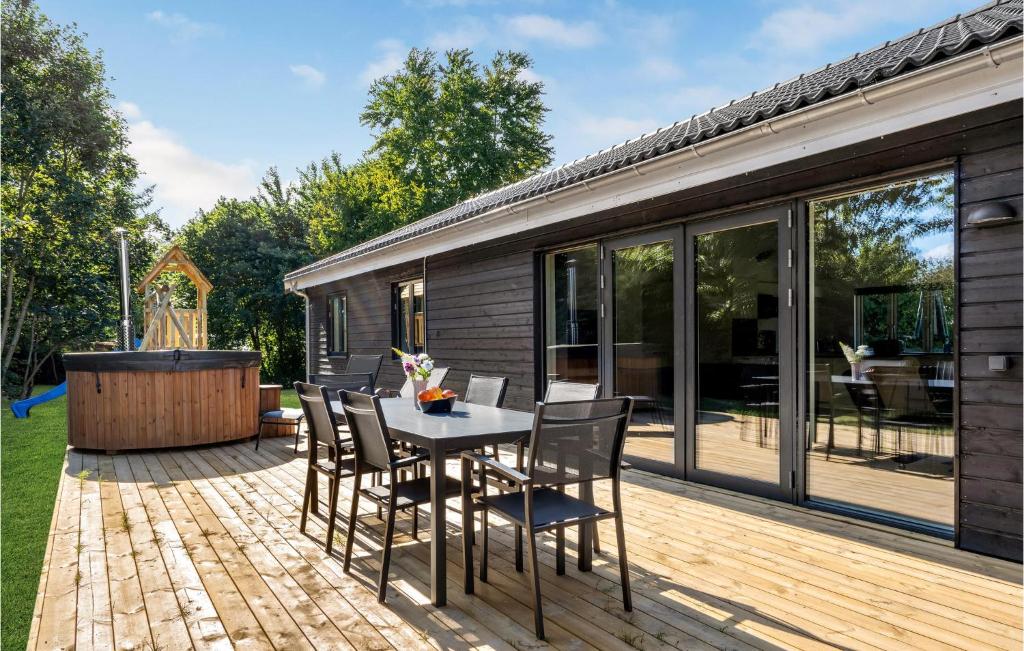 Beautiful Home In Græsted With Wifi, Græsted