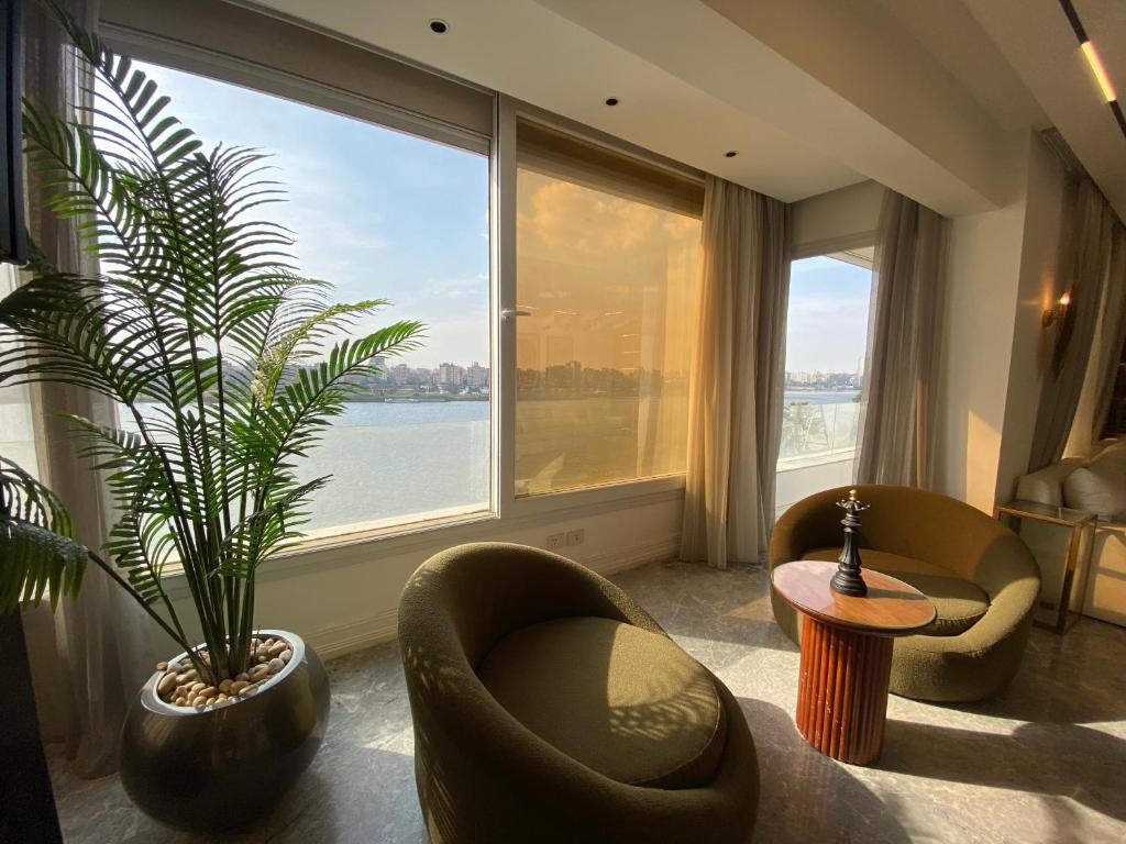 luxury apartment firist row nile view maadi cairo, Káhira
