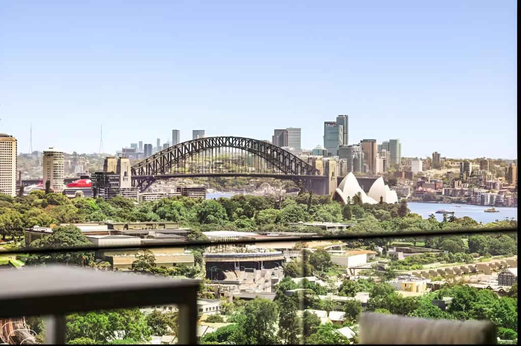 Stylish Double Storey Apt plus Harbour Bridge Views!, Sydney