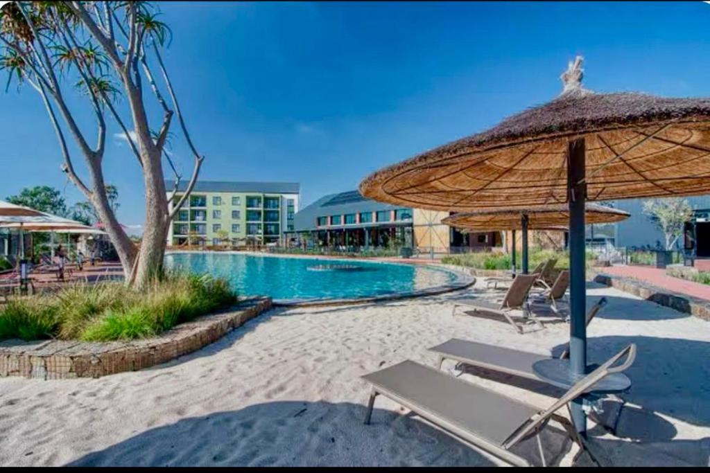 Modern Retreat in Pretoria with Lagoon Pool & Gym, Pretoria