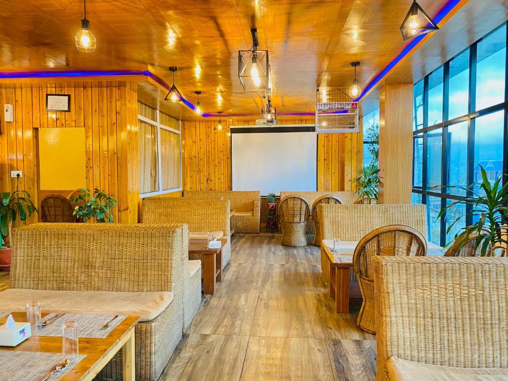 Restaurant, Hotel Easton Blue in Ilam