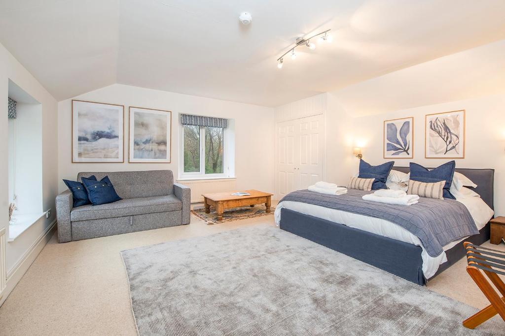 Old Farm For Four, Pembroke