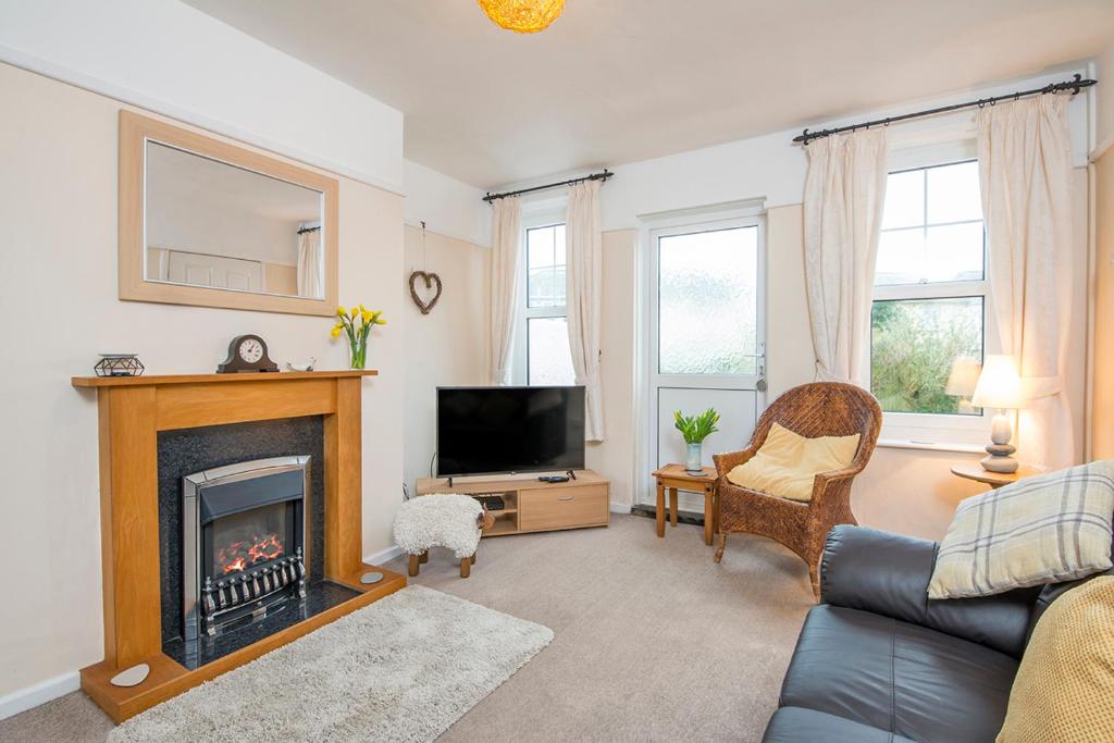 8 Garn Ingli, Fishguard