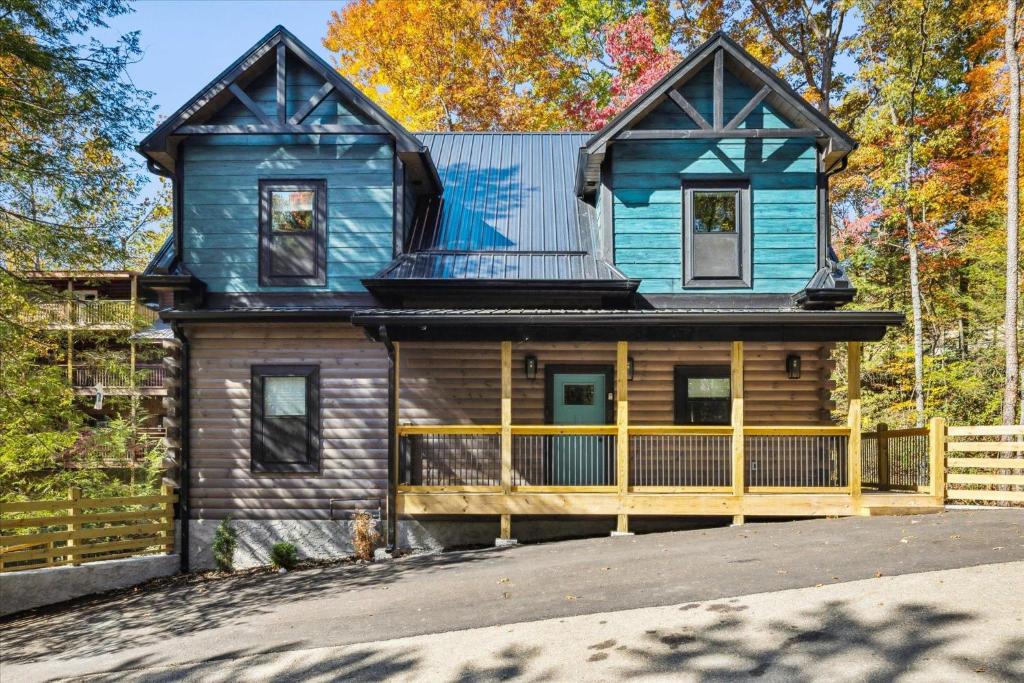 Neon Moon, Gatlinburg