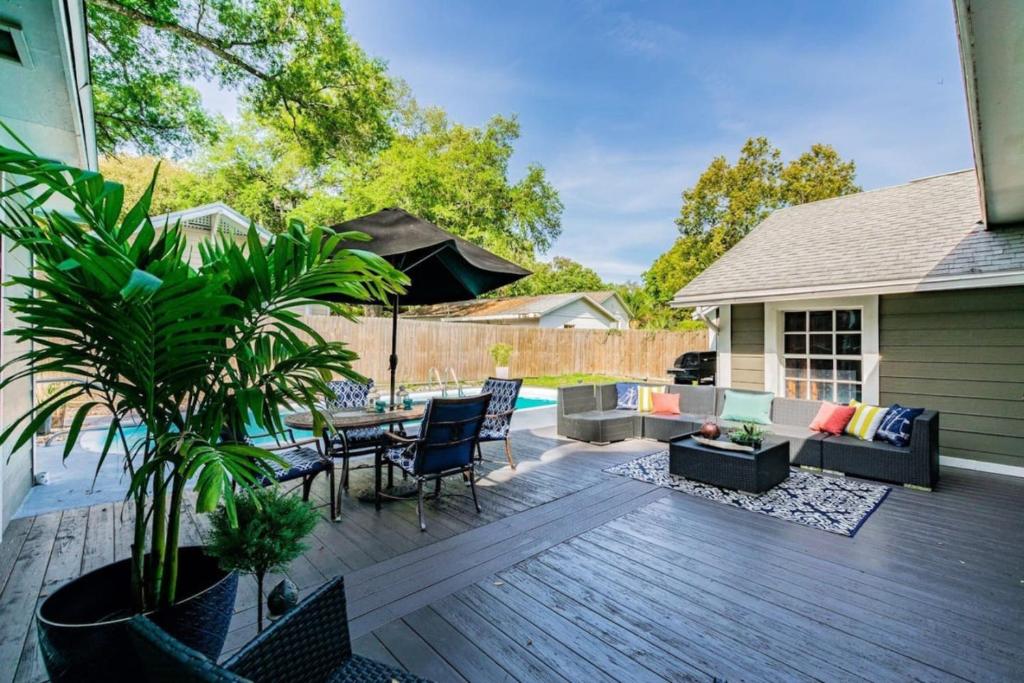 Massive home with pool, Tampa