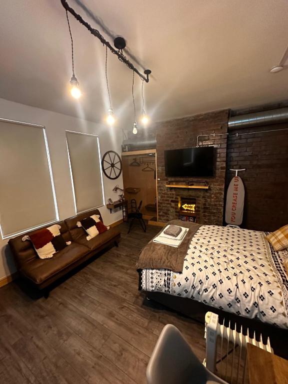 Renovated Studio - Free Parking - Great Location, Leeds