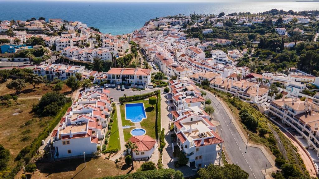 Lily - Fabulous 1-bed apt with roof terrace, Carvoeiro