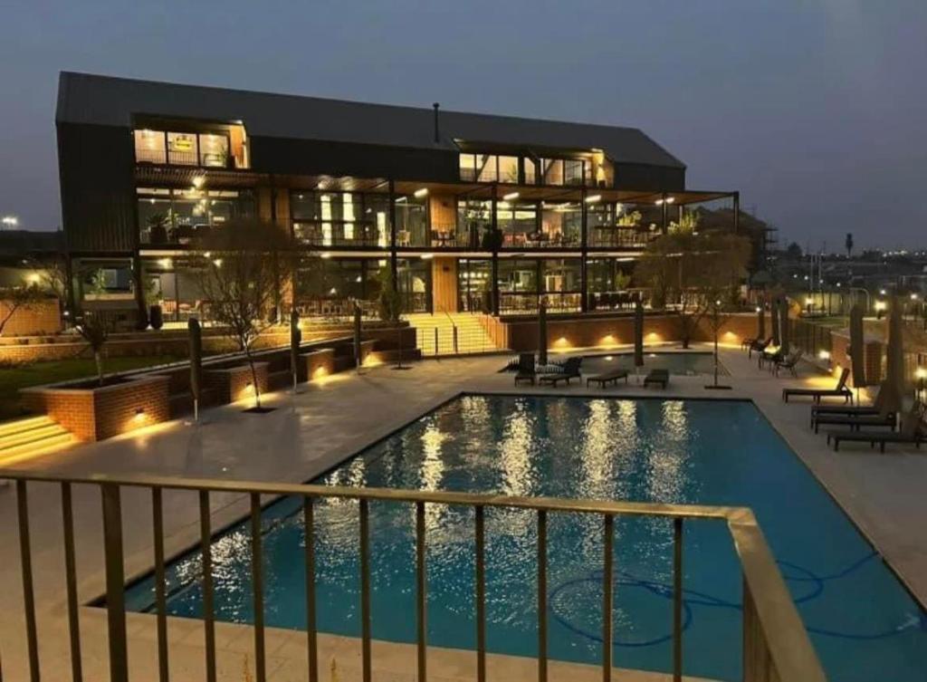 Modern Retreat in Waterfall Midrand with Pool & Restaurant, Kyalami
