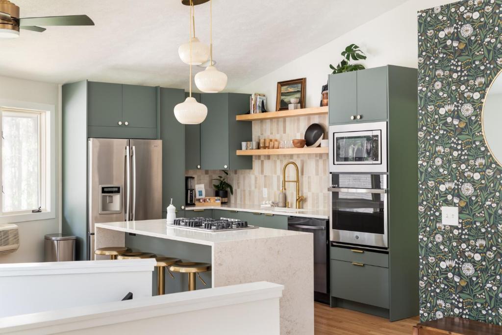 New Beautifully Updated Home with Gameroom!, Lake Ann