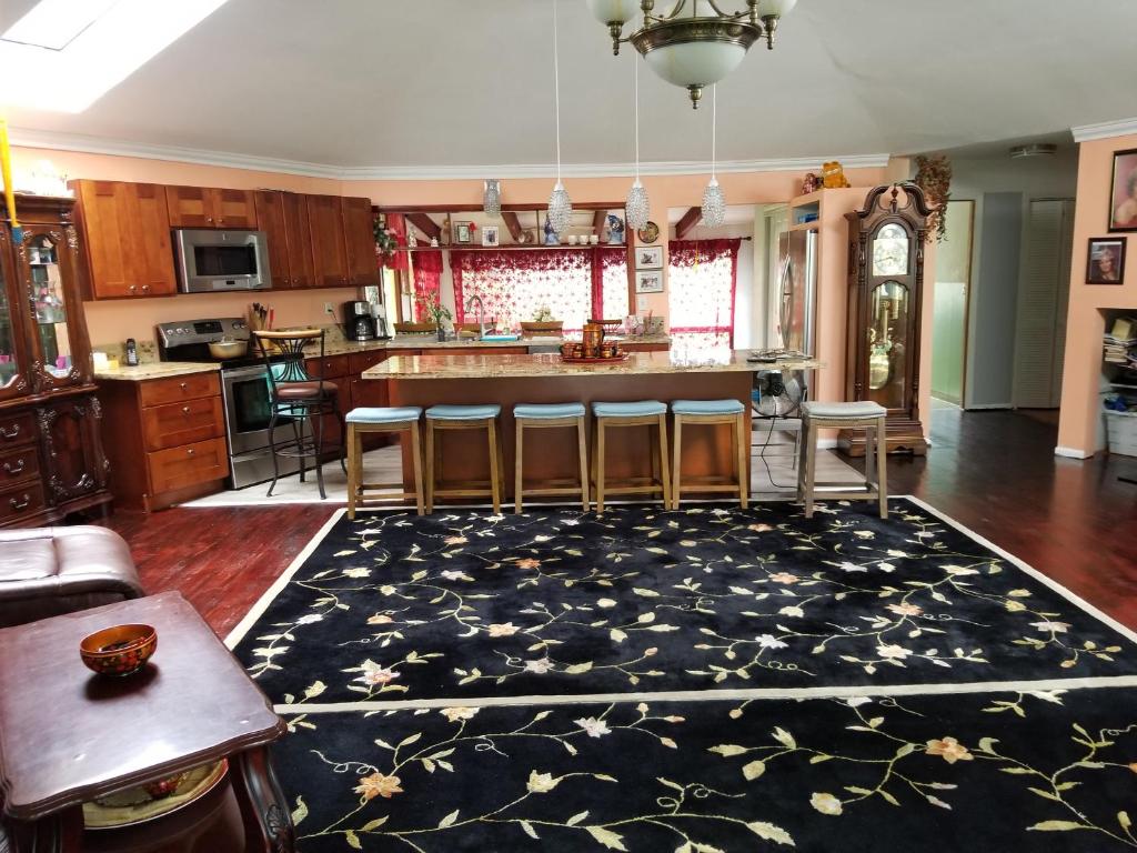 Fully renovated 4 bd with 2 master suits, 3 bth home in centralized location, Keaau