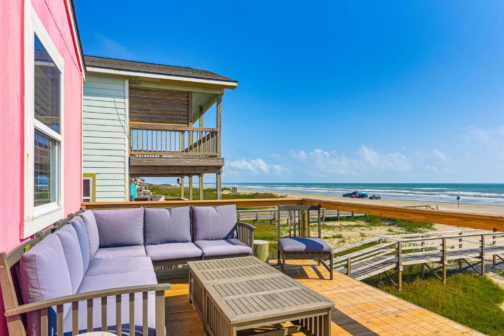 Beachfront Cottage with Boardwalk in Freeport, Surfside Beach