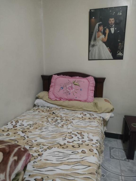 Room next to the airport and bus, Káhira