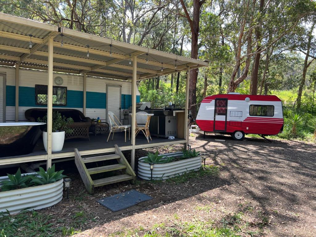 Alice & Elvis, Crescent Head, Retro Caravans with Deck, Bathroom & Outdoor Bath in a Bush Setting near the Beach, Crescent Head