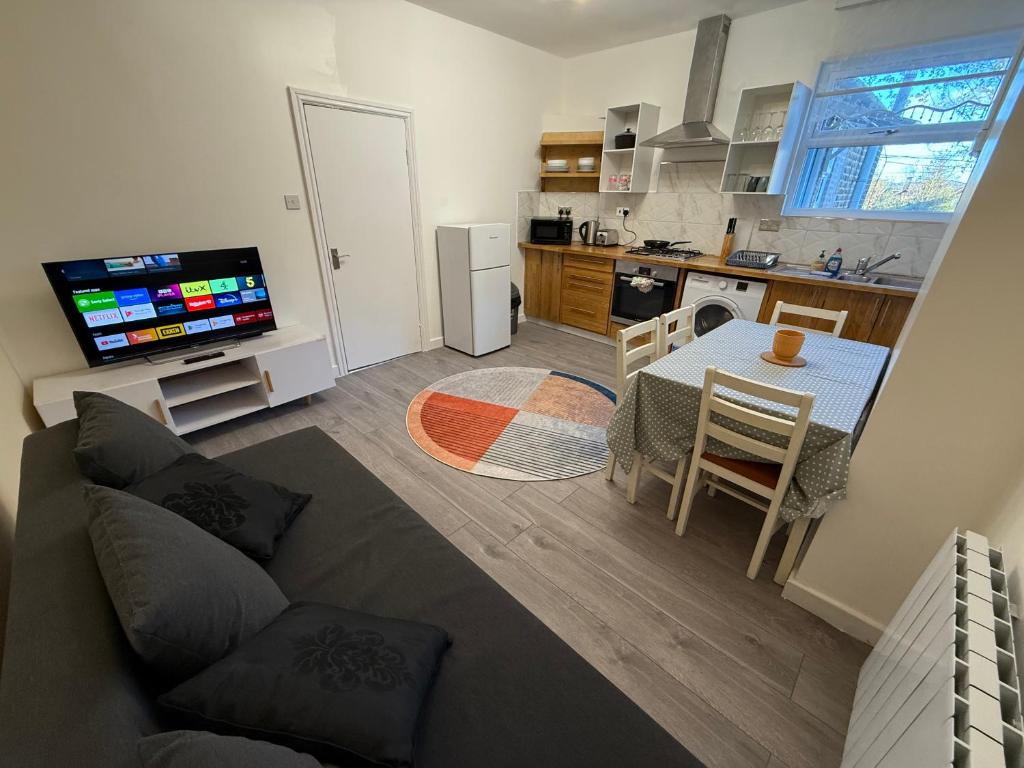 City Hideaway, Brimsdown Station